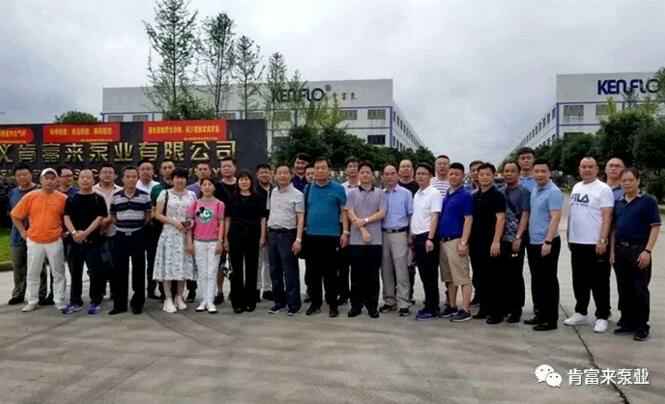 与会人员在遵义济南志诚智能制造业有限公司有限公司大门口合影留念